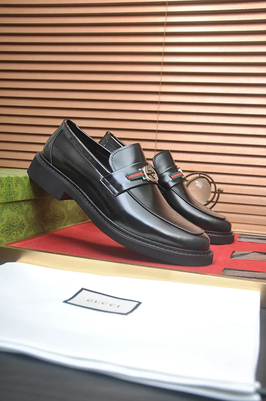 Men's shoes💰540💶Italy's top luxury men's shoe giant (GUCCI) (Gucci) (full cowhide lining) new arrival🍃Original European style🔰 Pleasant to the eye😍In order to make the shoes more durable and non-deformable🌀The production continues to follow traditional methods but there is still no lack of innovation💪Choose original sheepskin for the leather♻️ Smooth and natural And extra bright ⭐Made of imported cowhide, the first choice of rich people 38-45 (45 customized)